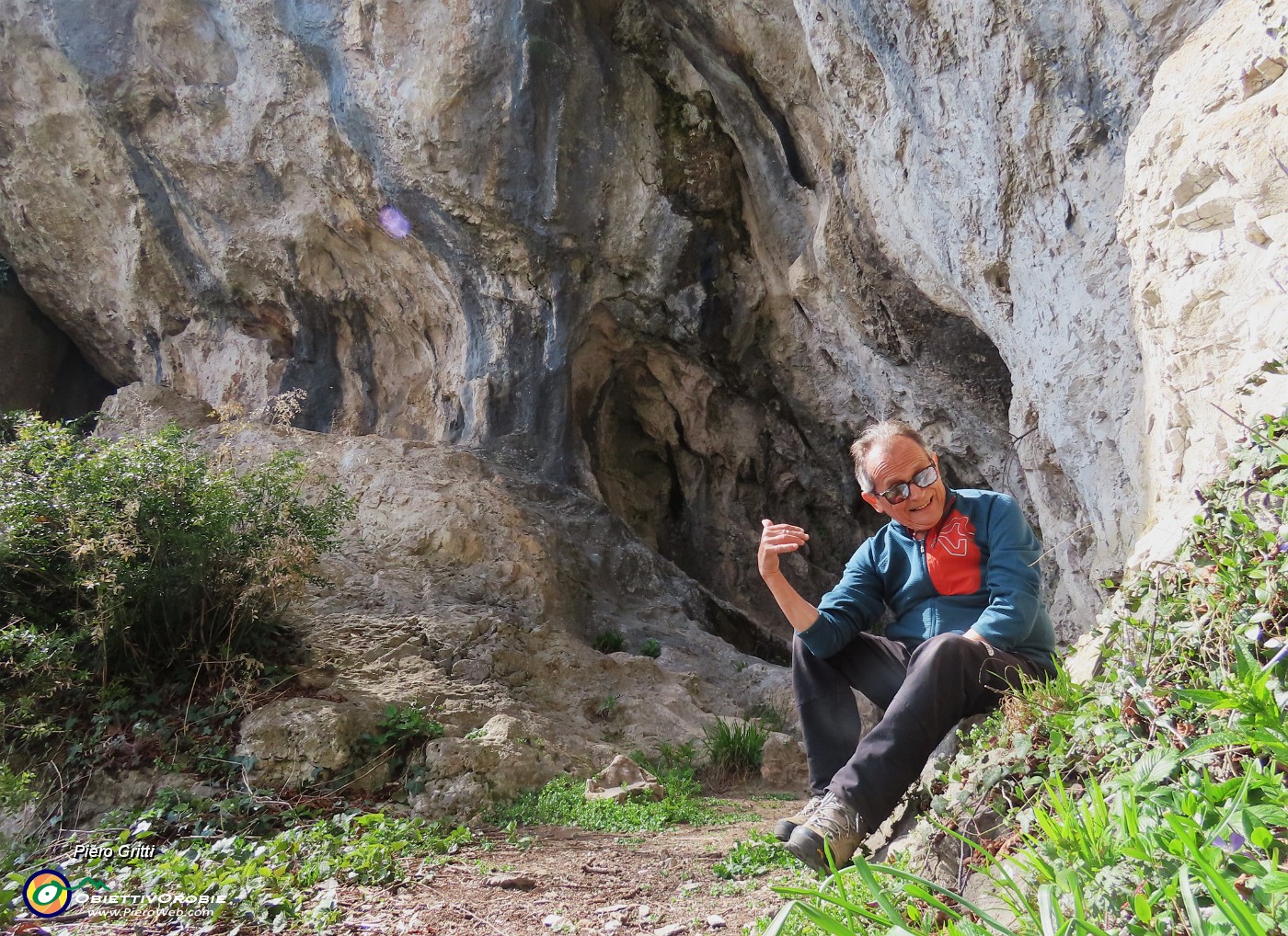 57 Ci godiamo la grotta d'ingresso.JPG